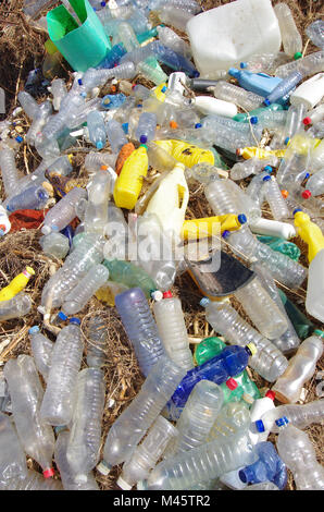 Müll, Plastik, und Abfälle am Strand nach Winterstürmen. Stockfoto