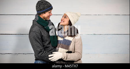 Zusammengesetztes Bild der Winter paar genießt heiße Getränke Stockfoto