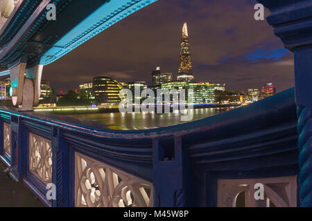 London - das Metall Bau von Turm Braut und Wolkenkratzer in der Abenddämmerung. Stockfoto