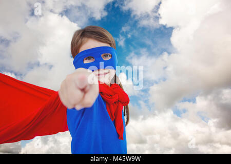 Zusammengesetztes Bild des maskierten Mädchen vorgibt, Superheld Stockfoto