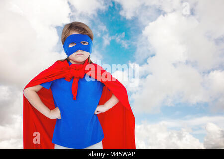 Zusammengesetztes Bild des maskierten Mädchen vorgibt, Superheld Stockfoto