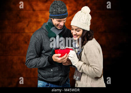 Zusammengesetztes Bild Festliches paar Austausch ein Geschenk Stockfoto