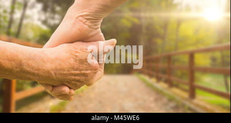 Das zusammengesetzte Bild von älteren Paar Hände halten Stockfoto