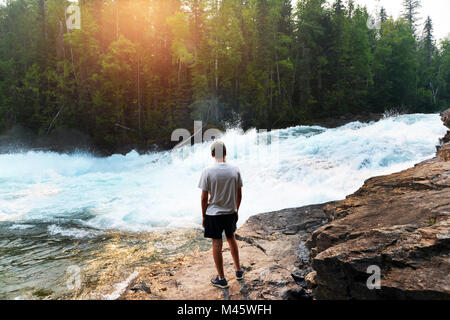 Teenager Uhren Lachs an Wells Gray National Park, Clearwater, British Columbia, Kanada springen. Stockfoto