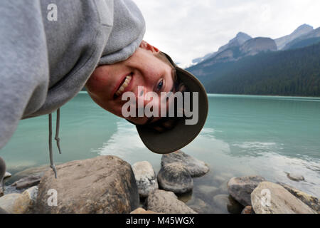 Teenager foto Bomben auf die Lake Louise Landschaft auf einen Familienurlaub, kanadische Rockies Stockfoto