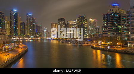 Dubai - das nächtliche Panorama der Marina. Stockfoto