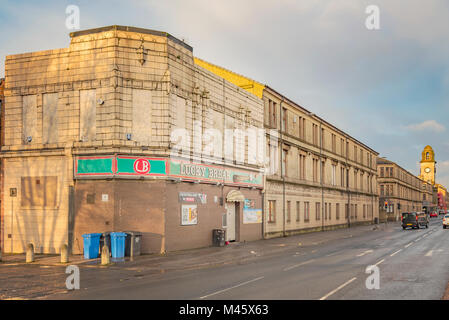 CLYDEBANK, Schottland - Januar 20, 2018: Ein Sandstein Mietshauses neben dem Lucky Break Snooker Club auf Dumbarton Straße, Clydebank. Stockfoto