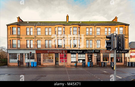 CLYDEBANK, Schottland - Januar 20, 2018: Ein roter Sandstein Mietshaus am unteren Ende des Kilbowie Straße in Clydebank. Stockfoto