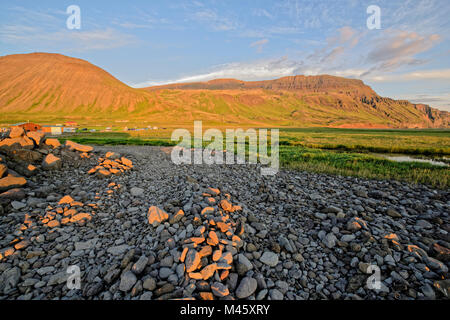 Drangey ist eine unbewohnte Insel, günstiges, sterben in der Mitte des Fjordes Skagafjörður Novalja ist. Stockfoto