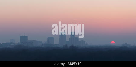 Berlin - den Sonnenuntergang über der Stadt vom Reichstag. Stockfoto
