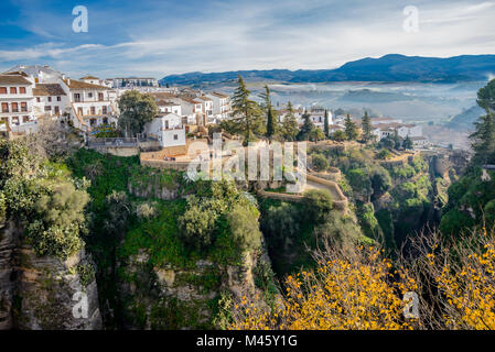 Die römische Brücke in Ronda, Andalusien, Spanien. Er ist die älteste der drei Brücken, die sich über El Tajo Schlucht. Stockfoto