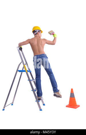 Junge männliche Dekorateur Malen mit dem Pinsel kletterte eine Leiter auf weißem Hintergrund. Stockfoto