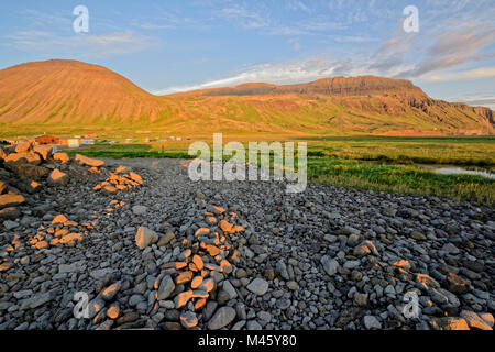 Drangey ist eine unbewohnte Insel, günstiges, sterben in der Mitte des Fjordes Skagafjörður Novalja ist. Stockfoto