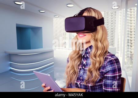 Zusammengesetztes Bild ziemlich lässig Arbeitnehmers mit Oculus rift Stockfoto