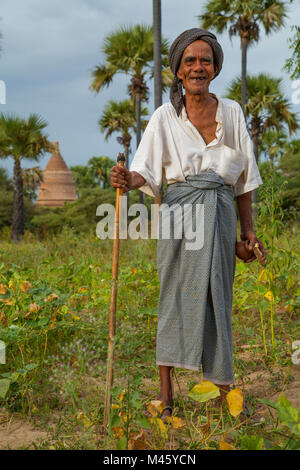 Mann, der vor Tempel in Bagan Myanmar Stockfoto