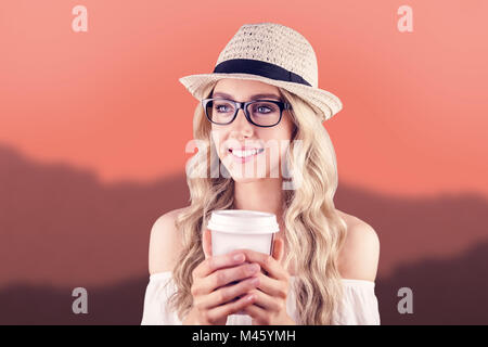 Zusammengesetztes Bild wunderschöne lächelnde blonde Hipster mit Take-away-Becher Stockfoto