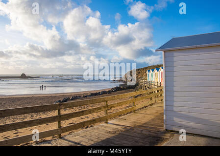 Traditionelle englische Strand Hütten oberhalb des Strandes in Cornwall. Stockfoto