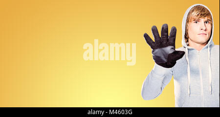 Zusammengesetztes Bild des Mannes mit schwarzen Handschuhen in die Kamera starrt Stockfoto