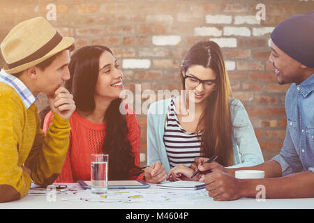 Zusammengesetztes Bild von jungen kreativen Team mit einem Treffen Stockfoto