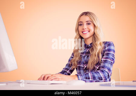 Zusammengesetztes Bild ziemlich Gelegenheitsarbeiter an ihrem Schreibtisch Stockfoto
