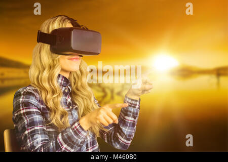 Zusammengesetztes Bild ziemlich lässig Arbeitnehmers mit Oculus rift Stockfoto