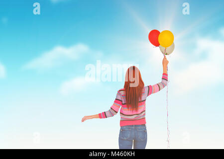 Zusammengesetztes Bild der Rückansicht Hipster Frau mit Luftballons Stockfoto