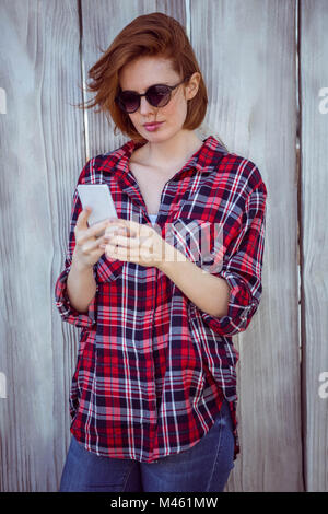 schöne Hipster Frau Blick auf ihr Handy Stockfoto