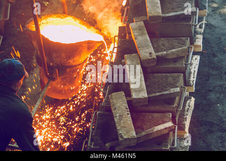Cesis, Lettland, Gießerei, Arbeitnehmer gießen Metall, Fabrik in der Stadt Cesis 2011.