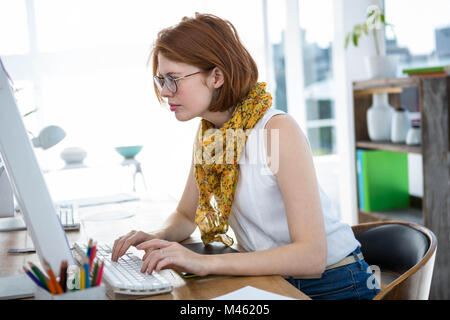 nachdenklich Hipster Geschäftsfrau konzentriert sich auf ihrem computer Stockfoto