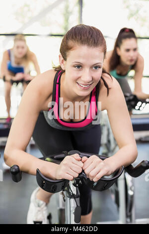 Fit Gruppe von Menschen, die mit Heimtrainer zusammen Stockfoto