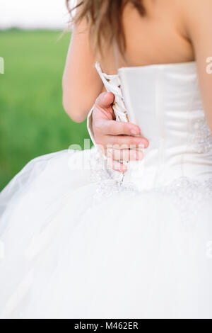 Mode, Liebe, Hochzeit Konzept. aus der Nähe von männlichen Arm, dass er auf die Taille seiner Braut hält, seine zukünftige Frau, die trägt in herrlichen weißen d Stockfoto
