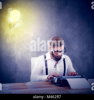 Zusammengesetztes Bild der Hipster Pfeife während der Arbeit an der Schreibmaschine Stockfoto
