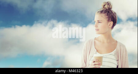 Zusammengesetztes Bild Frau mit Kaffeetasse Stockfoto