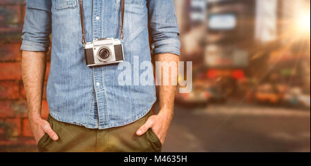 Zusammengesetztes Bild der Hipster Mann mit Digitalkamera Stockfoto