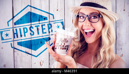 Zusammengesetztes Bild des wunderschönen lächelnden blonden Hipster präsentieren Take-away-Becher Stockfoto