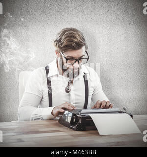 Zusammengesetztes Bild der Hipster Pfeife während der Arbeit an der Schreibmaschine Stockfoto