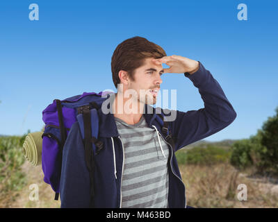 Zusammengesetztes Bild Mann mit Rucksack Abschirmung Augen Stockfoto