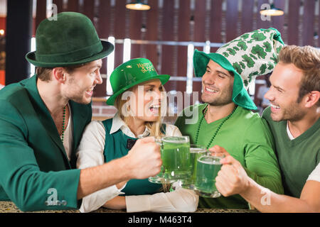 Freunde, die St. Patricks Tag verbundenen Kleidung Toasten Stockfoto