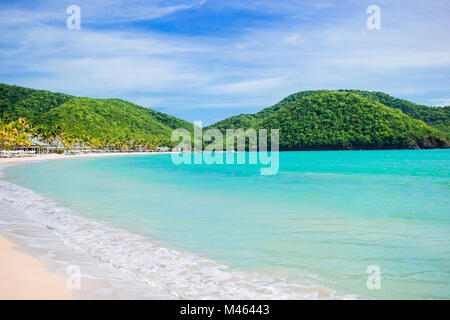 Idyllische tropische Carlisle Bay mit weißer Sand, türkises Meer Wasser und blauer Himmel bei Antigua island Stockfoto