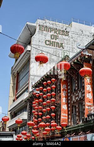 Rote und goldene chinesische Laternen in chinatown San Francisco Stockfoto