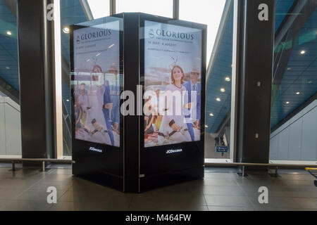 JCDecaux Werbeflächen auf der Brücke über die Plattformen beim Lesen von Bahnhof. Stockfoto