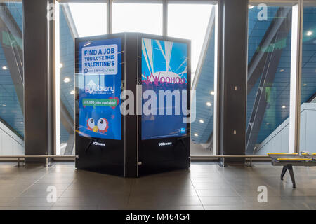 JCDecaux Werbeflächen auf der Brücke über die Plattformen beim Lesen von Bahnhof. Stockfoto