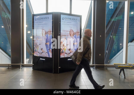 JCDecaux Werbeflächen auf der Brücke über die Plattformen beim Lesen von Bahnhof. Stockfoto