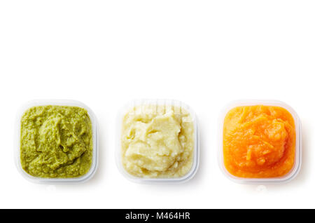 Grün, gelb und orange Baby pürieren in Kunststoffbehältern auf weißem Hintergrund, Ansicht von oben Stockfoto