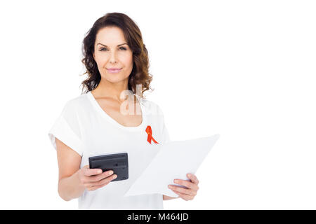 Frau mit roten aids-Schleife mit Taschenrechner Stockfoto