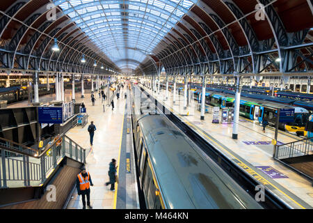Ein Blick auf dem Bahnsteig am Bahnhof Paddington, London