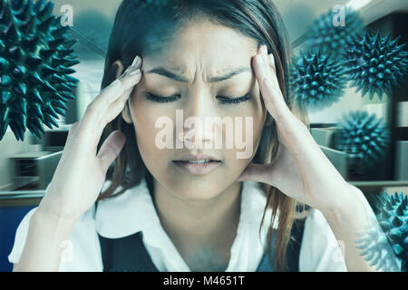 Zusammengesetztes Bild der nervösen Geschäftsfrau hält ihren Kopf Stockfoto