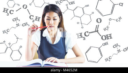 Zusammengesetztes Bild des nachdenklichen Geschäftsfrau lesen Stockfoto