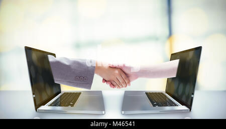 Zusammengesetztes Bild des Handshakes zwischen zwei Frauen Stockfoto