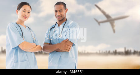 Zusammengesetztes Bild der zuversichtlich Chirurgen mit verschränkten im Krankenhaus Stockfoto